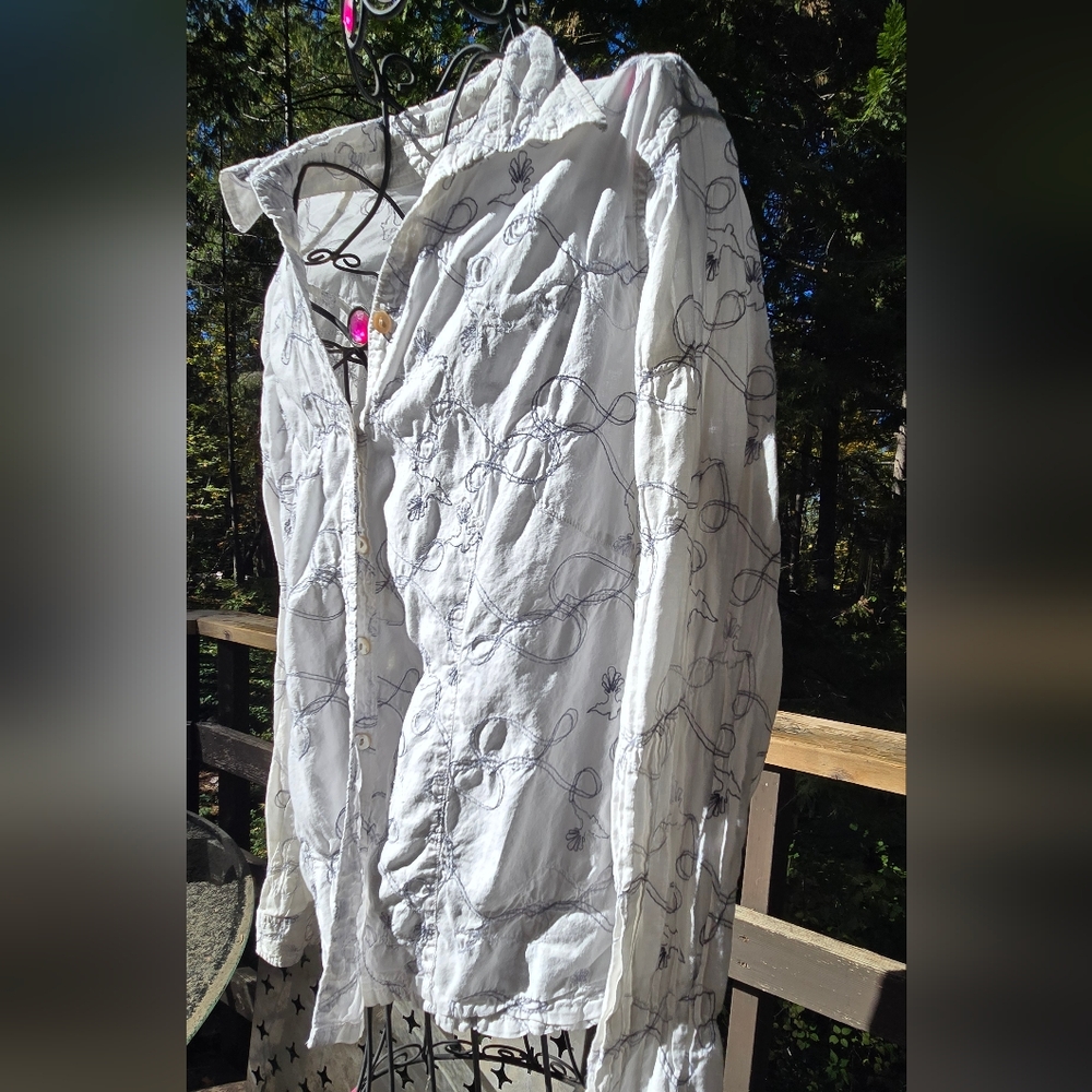 Horny Toad White & Gray Embroidered Button Down Shirt SzM - Picture 5 of 8
